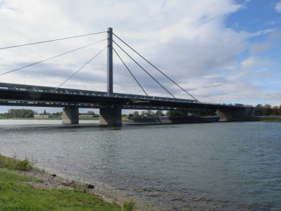 Rheinbrücke mit Schiff. Foto: Uwe Haack Rheinufer