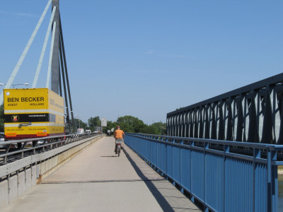 Rheinüberquerung für Radfahrer. Foto: Uwe Haack Fahrradweg